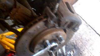 Как открутить гайку полуоси Volvo S70/V70, how to remove an axle nut