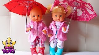 Bebés NENUCO Hermanitas Traviesas Naia y Alice van de paseo bajo la lluvia con su perrito
