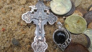 СЕРЕБРЯНЫЙ  КРЕСТ  И СЕРЁЖКА ПОИСК ЗОЛОТА НА ПЛЯЖЕ. КОП НА ПЛЯЖЕ С МЕТАЛЛОИСКАТЕЛЕМ