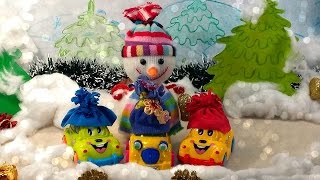 Новогоднее видео. Снеговик и машинки играют в снежки