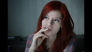 рыжеволосая девушка курит (Hot Smoking girls)