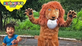 LION AMBUSH in the jungle! Skyheart and Daddy lion attack in forest nerf war kids