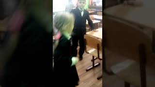 Девочка  пристает к  парню в  школе