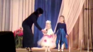 Племяшка расказывает стих "про бабушку" на сцене