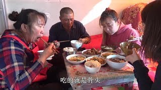 【農民大黑】兒媳婦女兒都回來了！老媽燉肉炒菜，一大家子大團聚，熱乎乎開吃