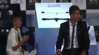 Cristiano Ronaldo Defiende a Niño Japonés que le Entrevistaba en portugués