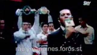 Raul Sandoval cantando el Himno Nacional