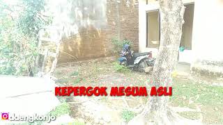 Sepasang remaja berbuat mesum di belakang rumah kosong