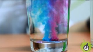 Цветные шипучие таблетки. Смешивание разных цветов.