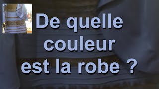 De quelle couleur est la robe ? Bleue et noire / Blanche et dorée