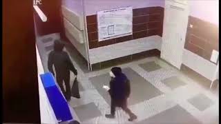 На ребенка напали в подъезде и отобрали смартфон