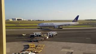 HONOLULU AIRPORT UNITED CLUB: United Airlines Boeing 777-200 taxiing to gate