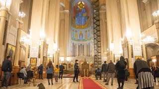 Пасха в главном соборе Грузии - верующие пришли на богослужение в Самеба