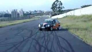 Cavalo de pau no Polo Sedan