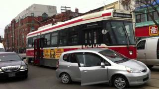 streetcar collayds with a car in Toronto TTC Авария машина врезалась в трамвай Tramvaya çarpan araba
