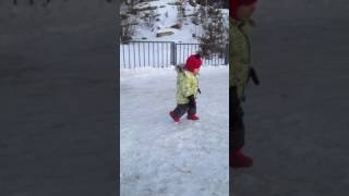 Мама забыла варежки на прогулку, Анжелике 1,5 года