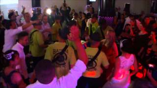 Bateria de Escola de Samba Invadindo Casamento com um Astral do Carnaval Brasil Vem Pro Batuque