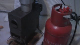 Газовая печка для отопления палатки на зимней рыбалке