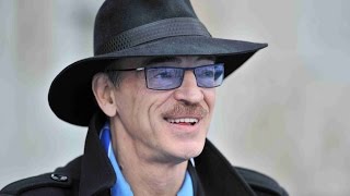 Михаил Боярский с обнаженным торсом и без шляпы