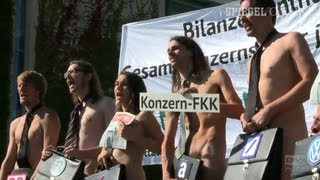 Nackt-Protest vor dem Kanzleramt: Attac fordert "FKK für Konzerne"