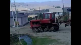 Трактор ДТ с тяжестью тянет Камаз