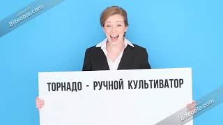 Девушка копает огород