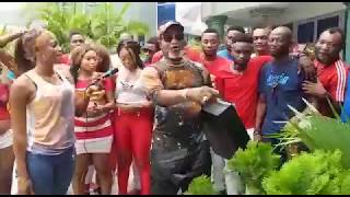 Fally ipupa offre un cadeau a koffi Olomide