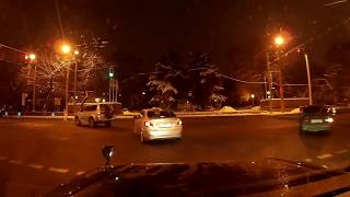 Голый человек переходит на светофоре