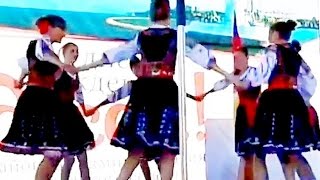 Молдавский танец исполняют школьники Moldavian dance performed by students