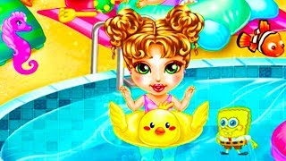 Маленькая кукла играет с игрушками