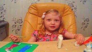 Детская песенка про зайчика. Маленькая девочка поет песню.