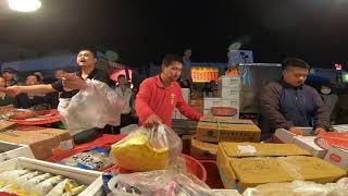 0120-12又廷哥整個臉紅害羞了 這位女粉絲未免也太熱情了吧 一直對著又廷哥喊趙又廷偶像偶像偶像 嘉義趙又廷海鮮拍賣109年星期一台南永大夜市07