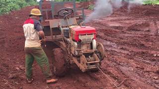 Xe Công Nông Chở Đất Quá Tải Gặp Phải Đường Trơn Và Phải Kéo Tời Qua Đường Lầy|Agricultural vehicles