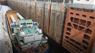 Прохождение баржи через шлюз Верхнесвирской ГЭС. Река Свирь