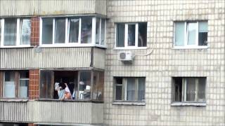 Почему дети выпадают из окон?