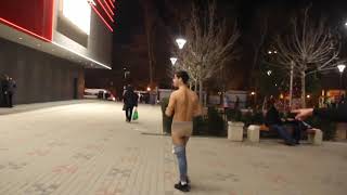 Парень на спор разделся до трусов в центре Новоросисйска