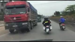 Full video: Môtô cảnh sát truy đuổi xe khách như phim hành động