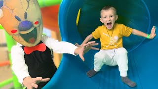 МОРОЖЕНЩИК  в РАЗВЛЕКАТЕЛЬНОМ ЦЕНТРЕ - ICE SCREAM Game in REAL LIFE - в реальной жизни!