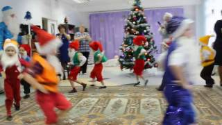 Новогодний танец гномиков.