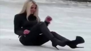 На лабутенах и в восхитительных штанах )))
