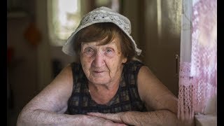 Вышла в магазин и увидела, что на лавочке сидит старушка в одном тонком халате. А на улице -15