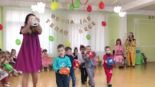 Танец с рулями Би-би-ка Младшая группа Утренник 8 Марта