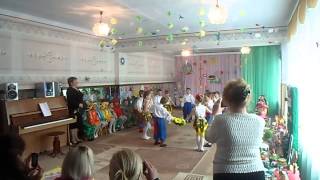 Парный танец с веночками в детском садике