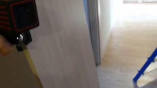Шкаф-купе своими руками. Монтаж вертикальных стоек.