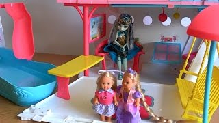 Видео с куклами Челси, Рапунцель и Френкиштейн играют на лайнере Барби Ловят рыбку в бассейне