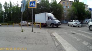 Саратов  н888ун  за рулем ШАЛАВА недоразвитая по встречке и в упор