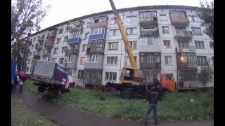 Житель Бийска поднял «Газель» на пятый этаж, чтобы поздравить девушку с днём рождения