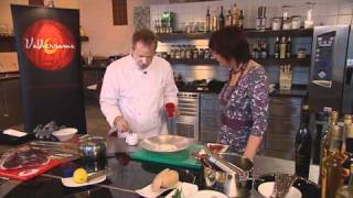 Topchef Mario Ridder van Restaurant De Zwethheul** in Schipluiden bereid een heerlijk voorgerecht