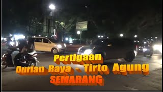 Lalu-lintas malam hari pertigaan Taman Tirto Agung, Banyumanik, Semarang, Jawa Tengah