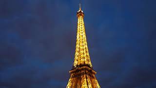 Menara Eiffel diwaktu malam dilihat dari Seine River